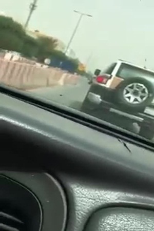 بالفيديو .. قيادة وافد أجنبي لسيارة أمنية