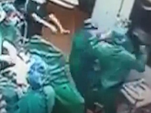 شاهد .. غرفة عمليات تتحول إلى ساحة للشجار بين طبيب وممرضة
