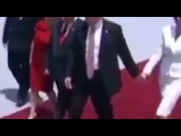 شاهد الموقف المحرج الذي وضعت فيه ميلانيا ترامب زوجها