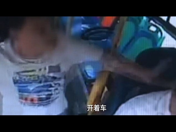 بالفيديو .. الاعتداء على سائق حافلة لهذا السبب الغريب