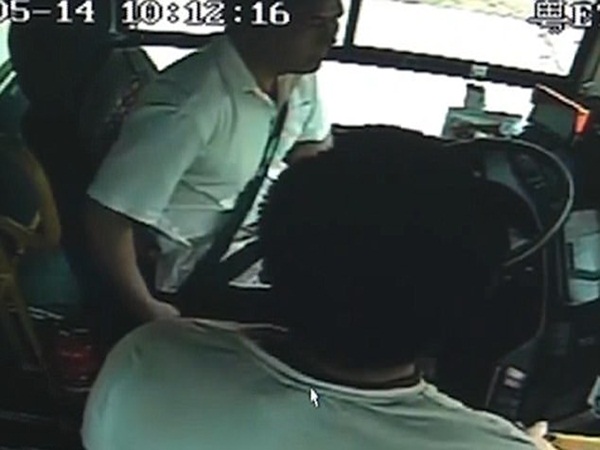 بالفيديو .. الاعتداء على سائق حافلة لهذا السبب الغريب