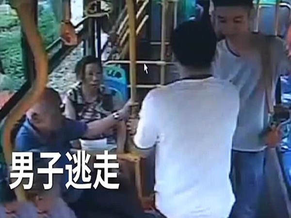 بالفيديو .. الاعتداء على سائق حافلة لهذا السبب الغريب