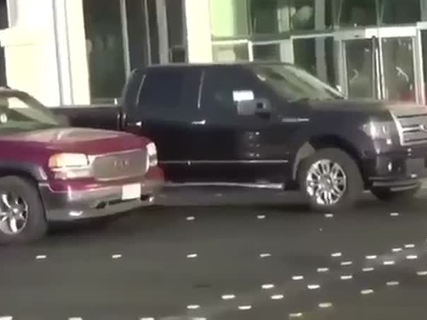 بالفيديو .. مراهق يرقص في إشارة للمرور