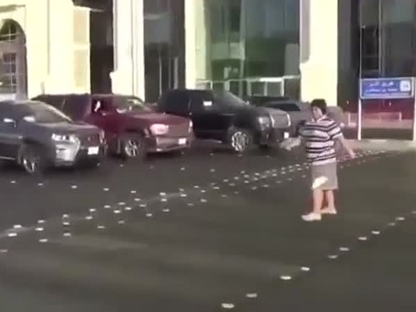 بالفيديو .. مراهق يرقص في إشارة للمرور