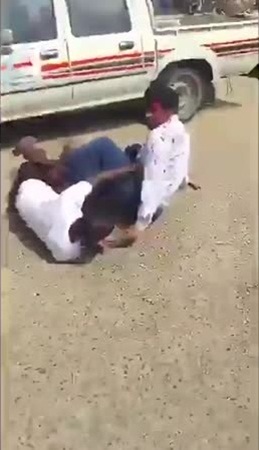 بالفيديو .. معركة دامية بين مقيمين في جدة