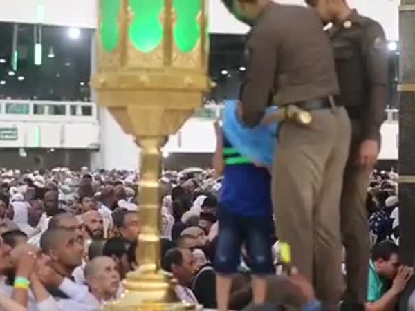 تصرف رجل الأمن بالحرم جعله يحوز على احترام الجميع .. فيديو
