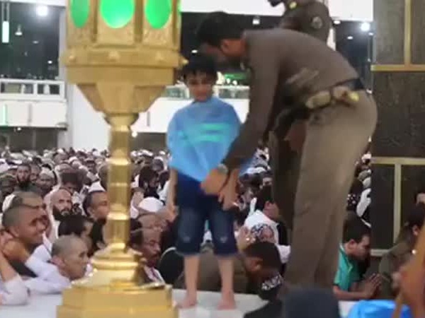تصرف رجل الأمن بالحرم جعله يحوز على احترام الجميع .. فيديو