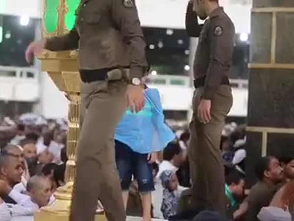تصرف رجل الأمن بالحرم جعله يحوز على احترام الجميع .. فيديو