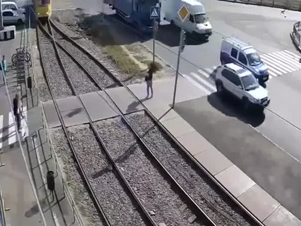 بالفيديو .. هاتف جوال يتسبب في دهس هذه السيدة