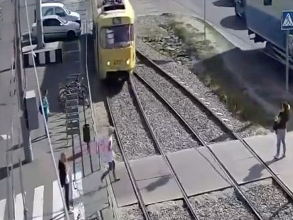 بالفيديو .. هاتف جوال يتسبب في دهس هذه السيدة