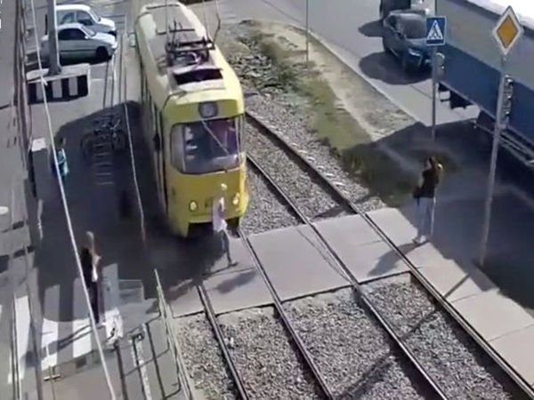 بالفيديو .. هاتف جوال يتسبب في دهس هذه السيدة