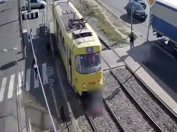 بالفيديو .. هاتف جوال يتسبب في دهس هذه السيدة