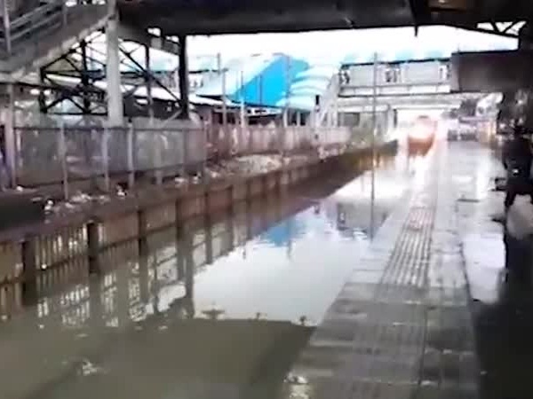 شاهد .. قطار يتسبب في فوضى مائية بالهند