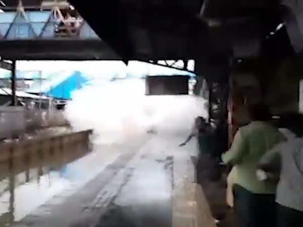 شاهد .. قطار يتسبب في فوضى مائية بالهند