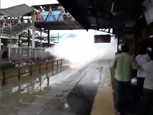 شاهد .. قطار يتسبب في فوضى مائية بالهند