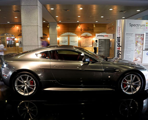 Motor Village يجمع السيارات الفارهة في دبي