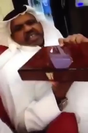 شاهد لأول مرة في التاريخ .. سيجار مصنوع من الذهب الخالص