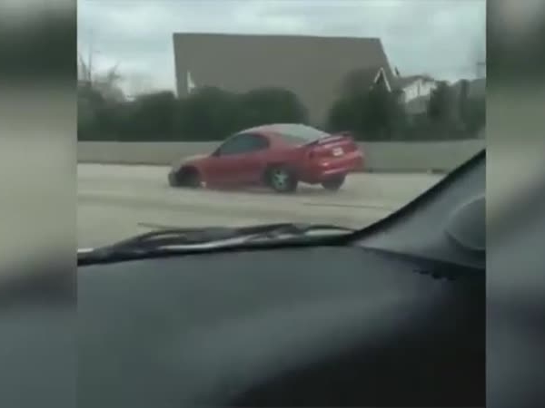 شاهد .. موستانج تسير على طريق سريع بثلاثة إطارات فقط