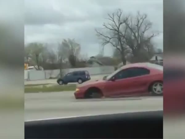 شاهد .. موستانج تسير على طريق سريع بثلاثة إطارات فقط