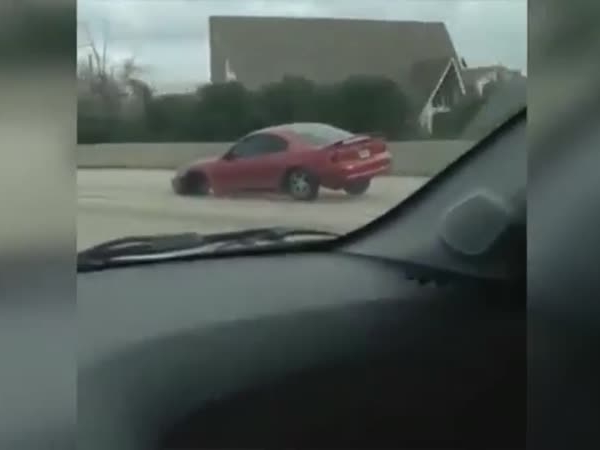 شاهد .. موستانج تسير على طريق سريع بثلاثة إطارات فقط