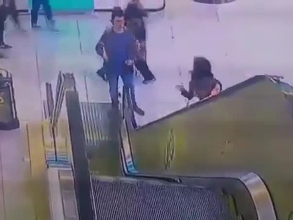 بالفيديو .. شجاعة شاب تنقذ طفلة من كارثة