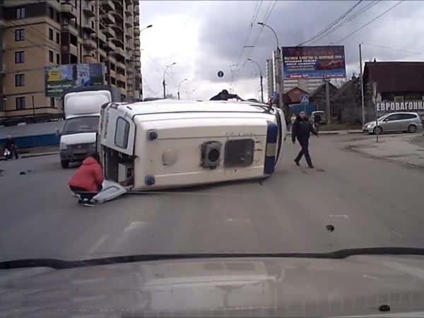 بالفيديو .. حادث مرعب لسيارة إسعاف