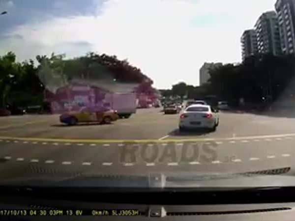 بالفيديو .. سيارة تظهر من العدم وتثيرة حيرة الجميع