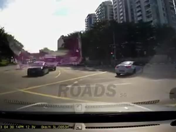 بالفيديو .. سيارة تظهر من العدم وتثيرة حيرة الجميع