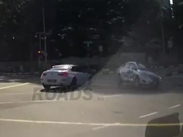 بالفيديو .. سيارة تظهر من العدم وتثيرة حيرة الجميع