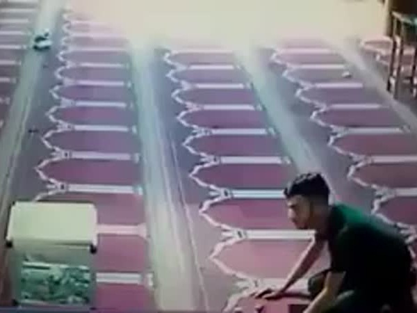 بعدما انتهى من الاستغفار . يسرق المسجد ثلاثة مرات .. فيديو