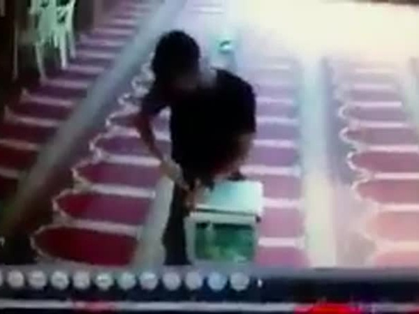 بعدما انتهى من الاستغفار . يسرق المسجد ثلاثة مرات .. فيديو