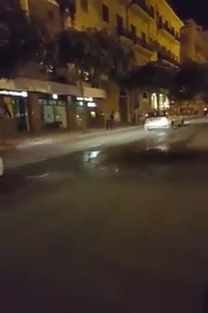 تمطر في جزء من الشارع وباقي الشارع جاف تمامًا