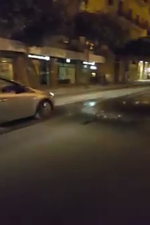 تمطر في جزء من الشارع وباقي الشارع جاف تمامًا