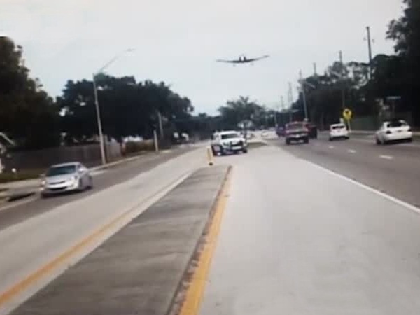 بالفيديو .. هبوطًا اضطراريًا في شارع مزدحم يسبب الرعب