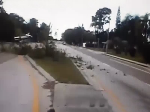 بالفيديو .. هبوطًا اضطراريًا في شارع مزدحم يسبب الرعب