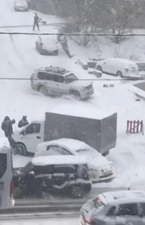 الثلوج تتسبب في سلسلة من حوادث السير .. فيديو