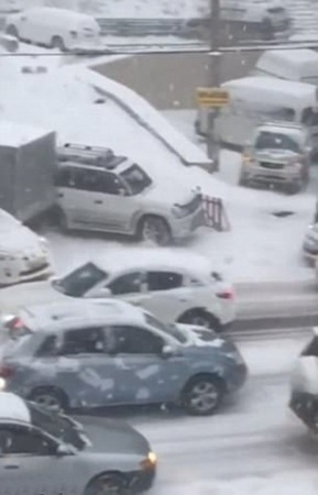 الثلوج تتسبب في سلسلة من حوادث السير .. فيديو