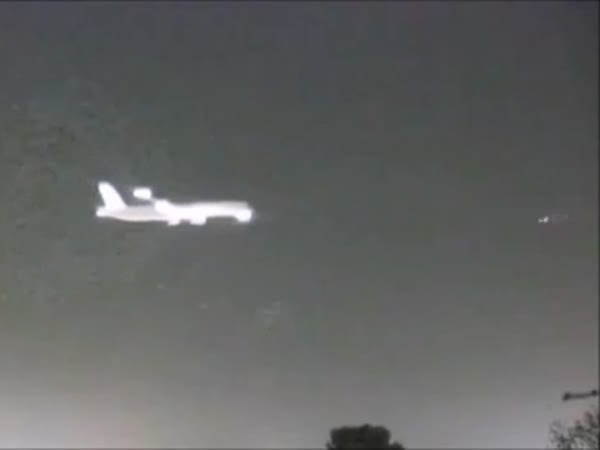 بالفيديو .. جسم غريب يسبق طائرة في لندن