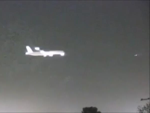 بالفيديو .. جسم غريب يسبق طائرة في لندن