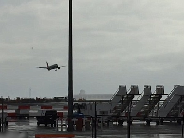 هبوط جانبي لطائرة الإمارات .. شاهد كيف استطاع قائد الطائرة الهبوط بشكل آمن رغم الرياح