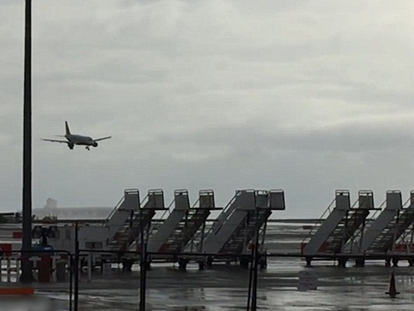 هبوط جانبي لطائرة الإمارات .. شاهد كيف استطاع قائد الطائرة الهبوط بشكل آمن رغم الرياح