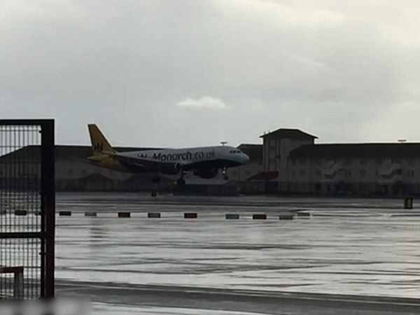 هبوط جانبي لطائرة الإمارات .. شاهد كيف استطاع قائد الطائرة الهبوط بشكل آمن رغم الرياح