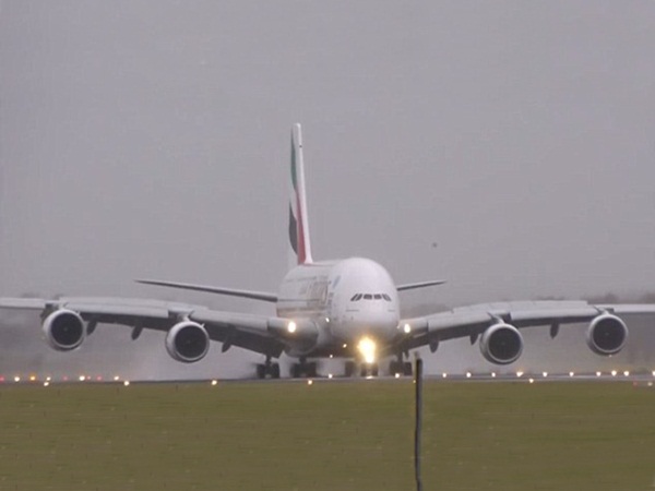 هبوط جانبي لطائرة الإمارات .. شاهد كيف استطاع قائد الطائرة الهبوط بشكل آمن رغم الرياح