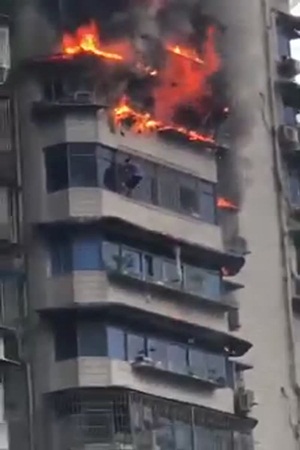 بالفيديو .. هكذا حاول النجاة بحياته من شقته المشتعلة