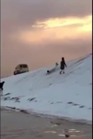 شاهد فرحة مواطني المملكة بهطول الثلوج