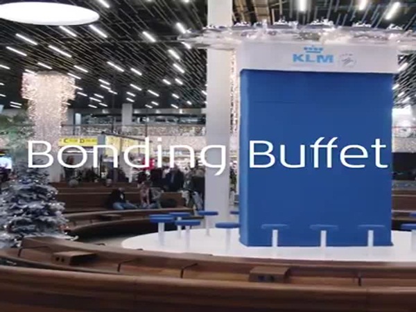 هكذا احتفال الوحيدون بعشاء الكريسماس في المطار