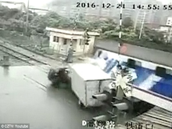 بالفيديو .. قطار يشطر شاحنتين والمدهش .. لم يتوفى أحد