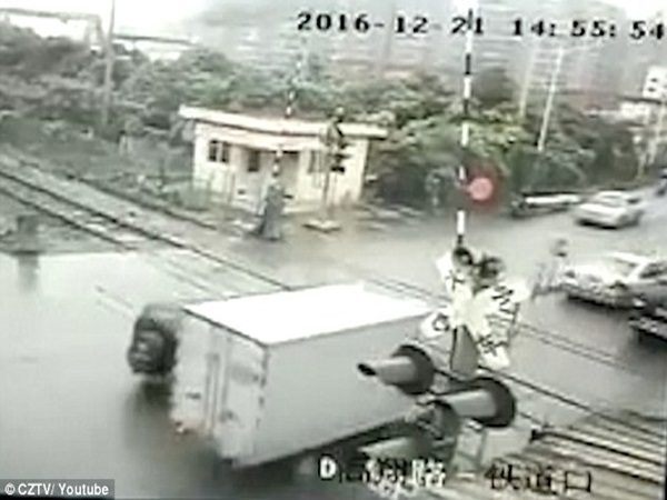 بالفيديو .. قطار يشطر شاحنتين والمدهش .. لم يتوفى أحد