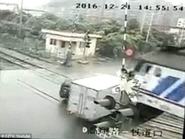 بالفيديو .. قطار يشطر شاحنتين والمدهش .. لم يتوفى أحد