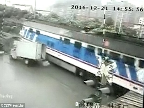 بالفيديو .. قطار يشطر شاحنتين والمدهش .. لم يتوفى أحد